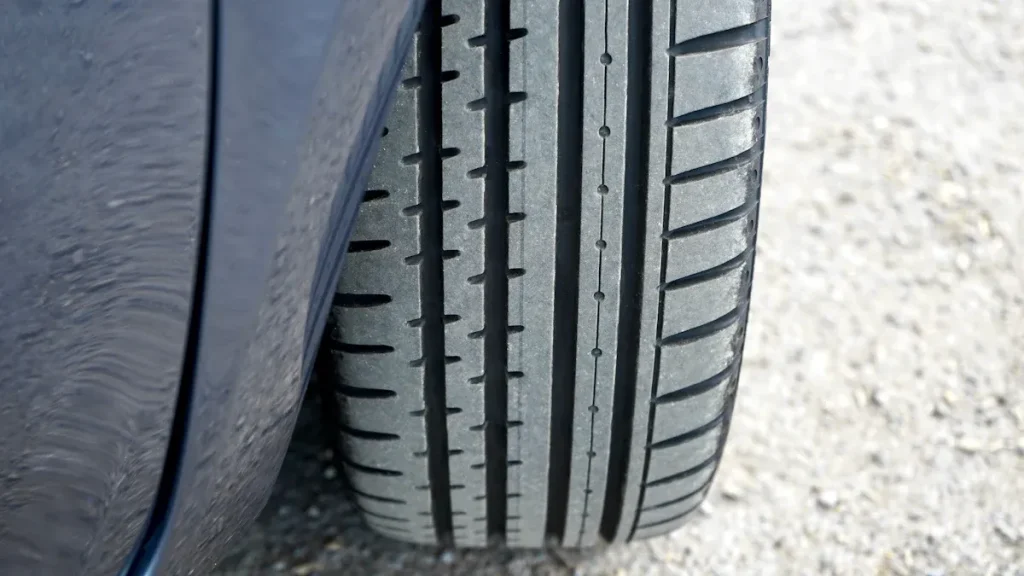 Teamă de acvaplanare în ploaie? Un manometru portabil verifică riscul în 1 minut